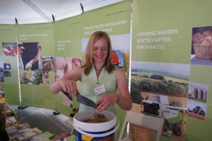 Katrin Hess hatte am Stand des Hessischen Bauernverbands in der Hessentagsstaft 2010, Stadtallendorf, alle Hände voll zu tun, um Kindern zu erklären, welches Getreide vor ihrer Tür wächst. Viele wüssten es nicht mehr