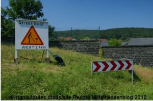 Streetgolf der anderen Art: Protest gegen Schlaglöcher im mittelhessischen Roßbach