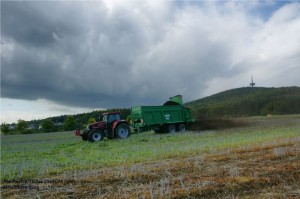 Kompoststreuer des Wasser-und Bodenverbands Lahn-Dill im landkreisübergreifenden Einsatz bei Biebertal